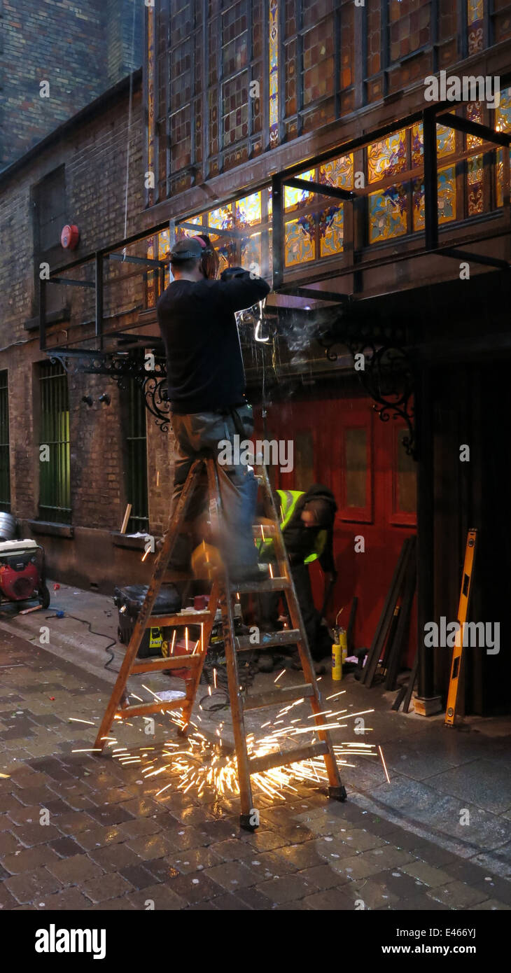 Ein Schweißer bei der Arbeit während der Vorproduktion von einem auf der Straße für viktorianische Horror tv-Serie "Penny Dreadful" gesetzt. Stockfoto