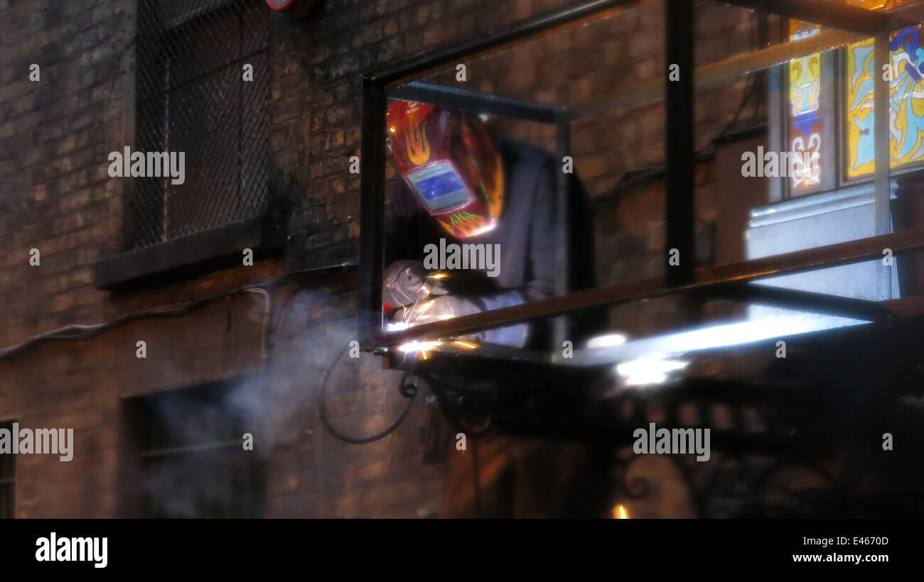Ein Schweißer bei der Arbeit während der Vorproduktion von einem auf der Straße für viktorianische Horror tv-Serie "Penny Dreadful" gesetzt. Stockfoto