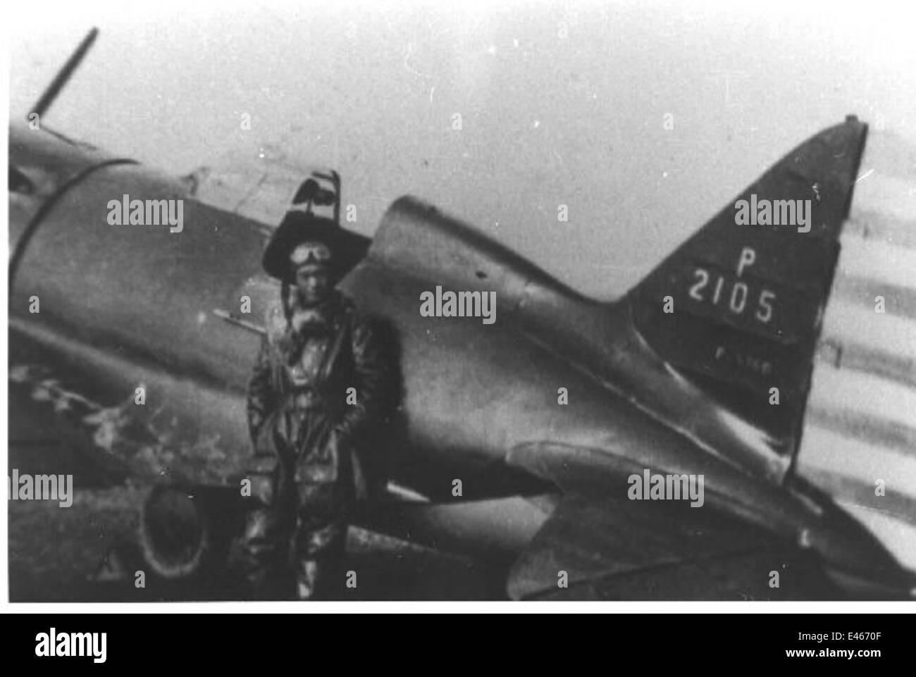 Colonel Liu Chi-Sun, der hier mit einer Polikarpov I-16 zu sehen war, war während des Zweiten Weltkriegs eine Schlüsselfigur in der chinesischen Luftfahrt und Betrieb das ikonische I-16-Kampfflugzeug. Stockfoto