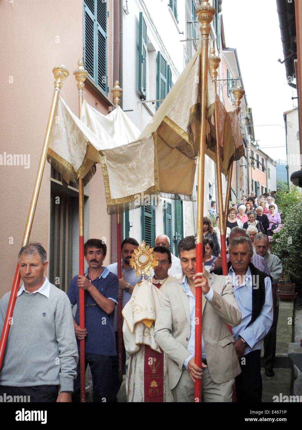 Fronleichnams-Prozession findet am 22. Juni 2014 in der ligurischen Dorf von Costa statt. Stockfoto