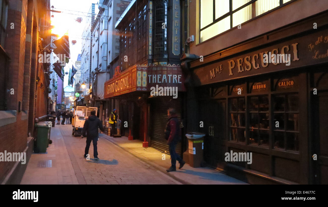 Bild von der Vorproduktion von einem auf der Straße für viktorianische Horror tv-Serie "Penny Dreadful" gesetzt. Stockfoto