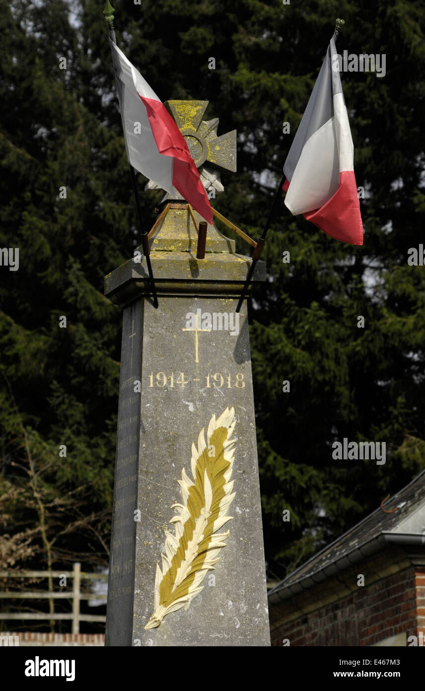 AJAXNETPHOTO.19. MÄRZ, 2011.CHUIGNOLLES, FRANCE-TRICOLOURS FLATTERN IN EINER FRÜHLINGSBRISE AUF DEM DENKMAL FÜR DEN ERSTEN WELTKRIEG AUF DER GRANDE RUE DER GEMEINDE. FOTO: JONATHAN EASTLAND/AJAX REF:D111903 984 Stockfoto