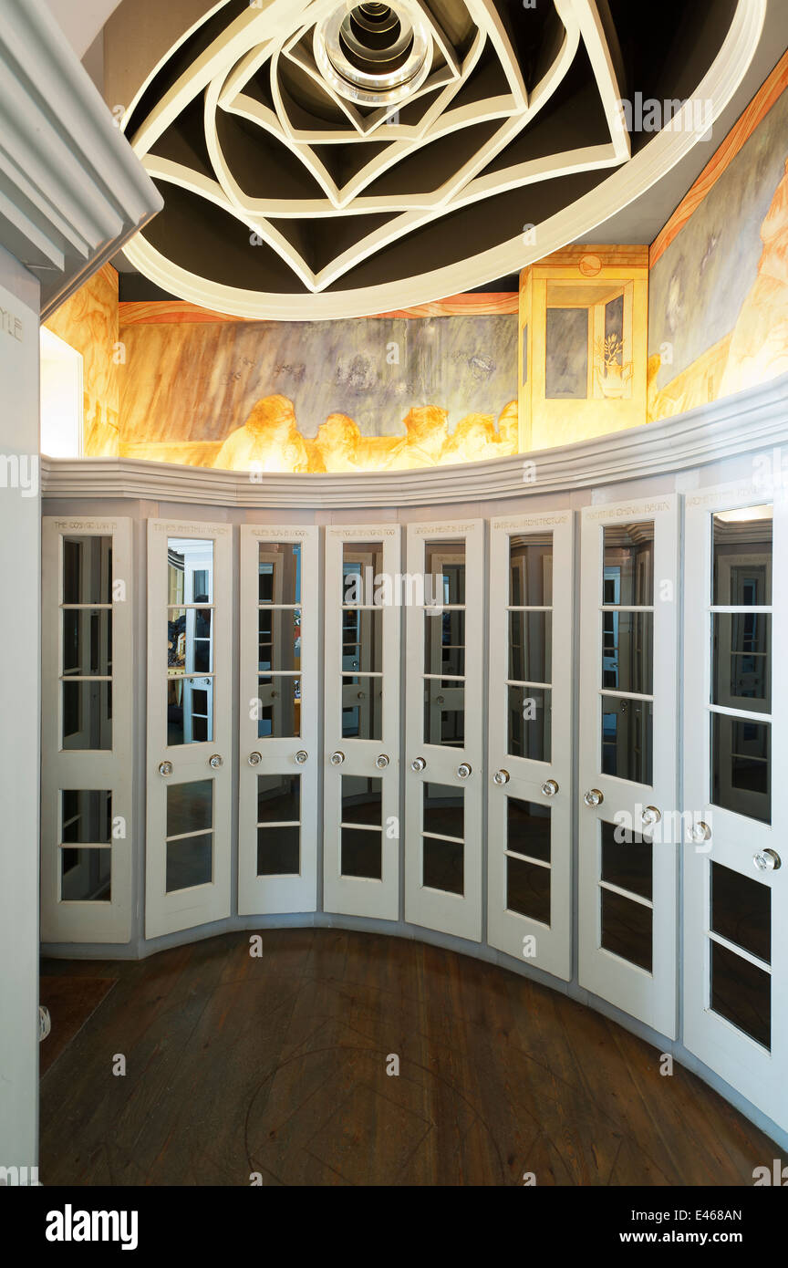 Das kosmische Oval - eine Halle mit Spiegeltüren und Dado Lotnummer Bilder verkleidete Stockfoto