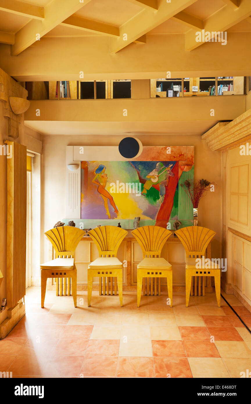 Sonnenliegen, entworfen von Jencks in seinem Sommer-Zimmer. Das Fries an der Wand wurde von pop-Künstler Allen Jones gemalt. Stockfoto