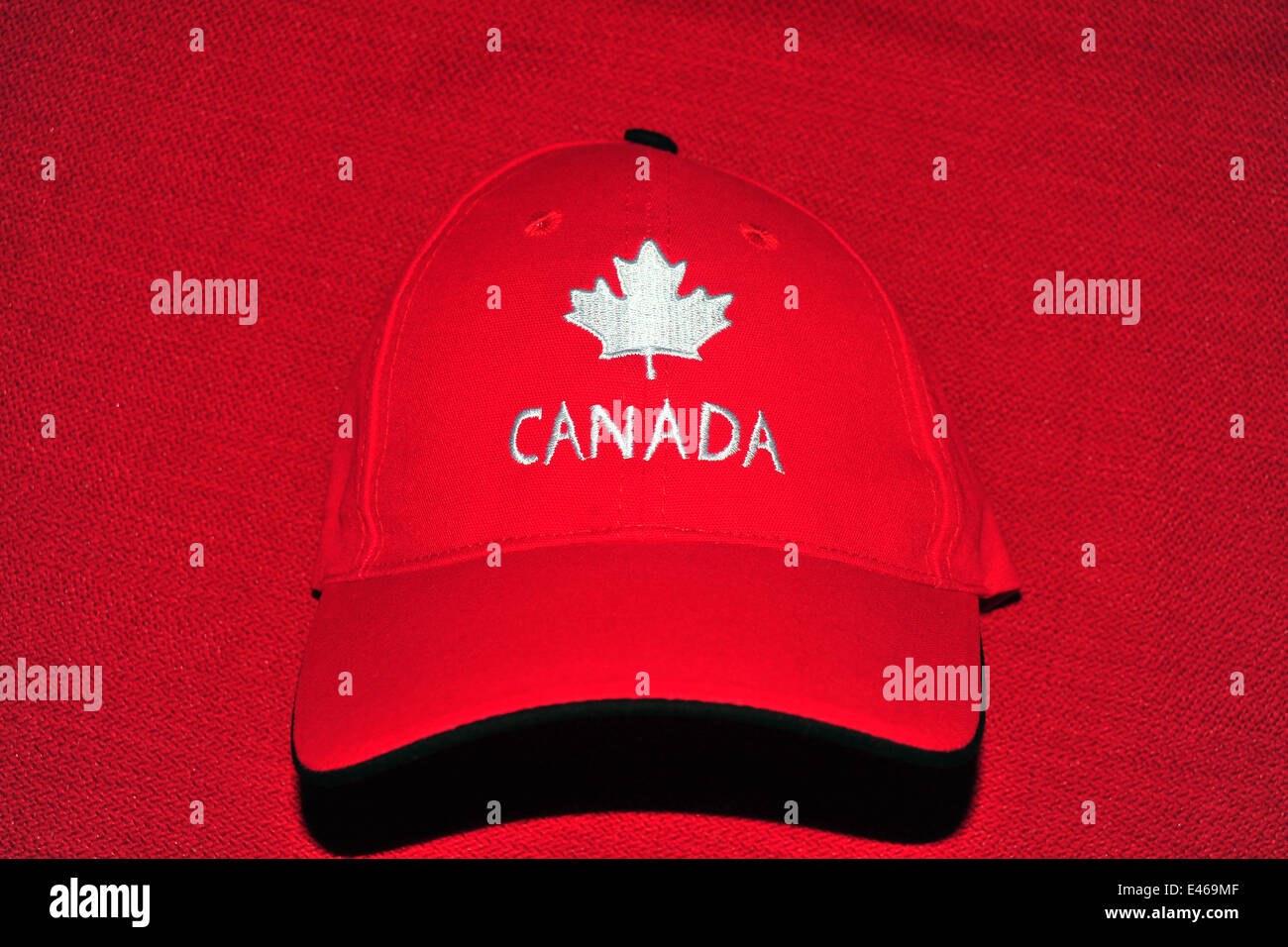 Bild der kanadischen Flagge auf einem Baseball-Cap. Stockfoto