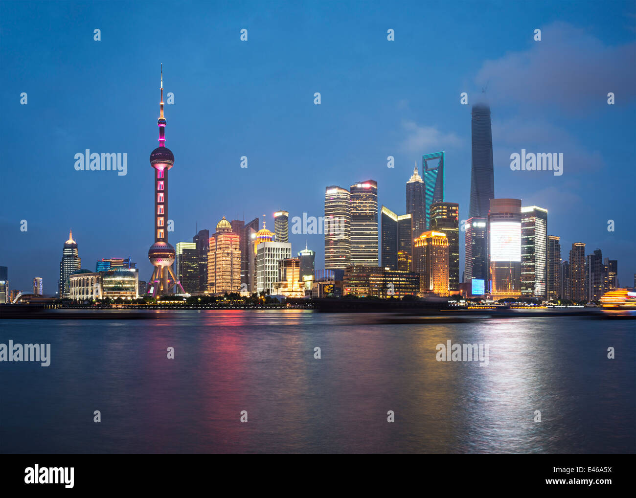 Skyline von Shanghai, China über den Huangpu-Fluss. Stockfoto
