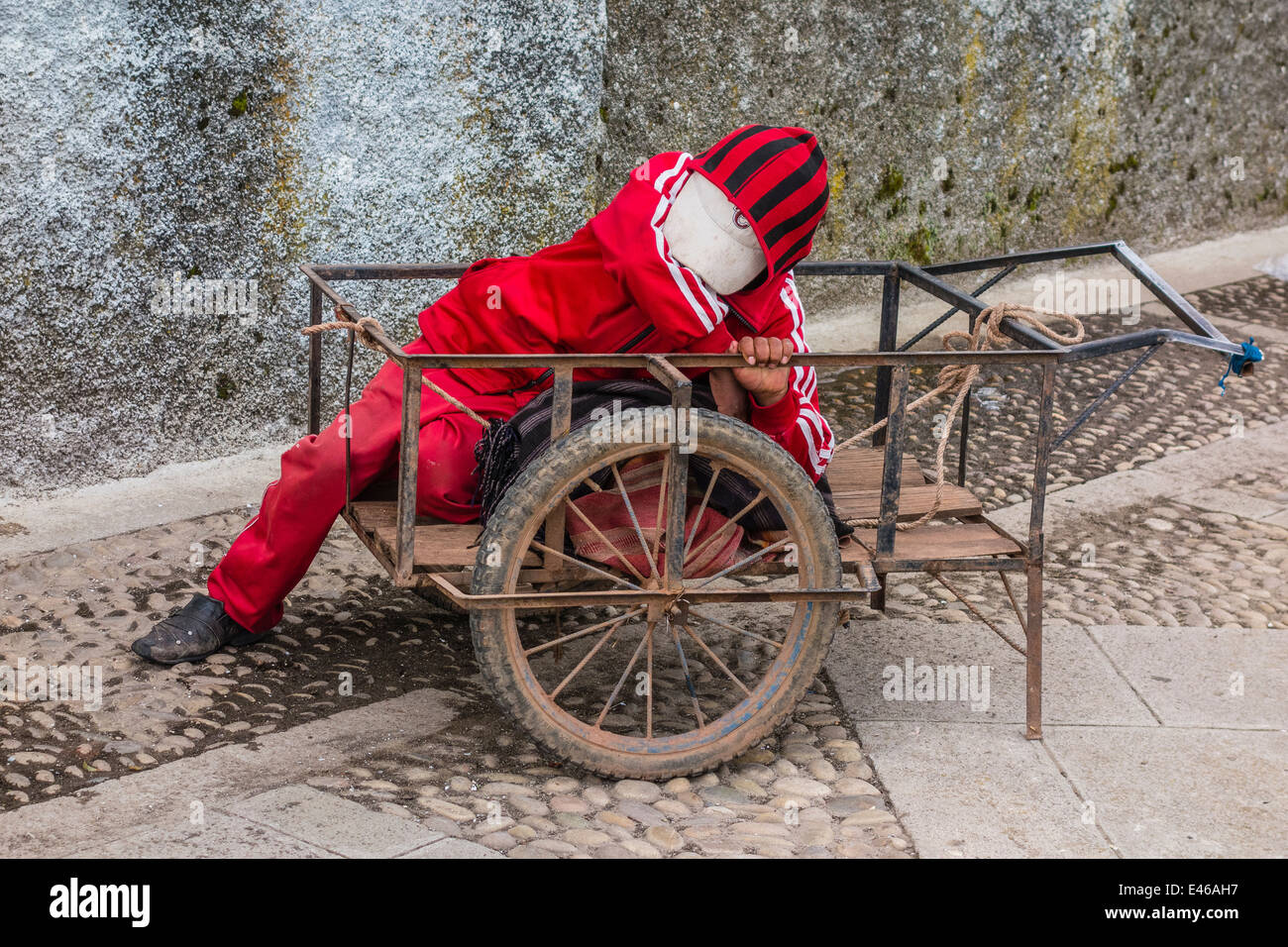 Männliche Arbeiter Nickerchen auf Metall Wagen in Copacabana, Bolivien. Stockfoto