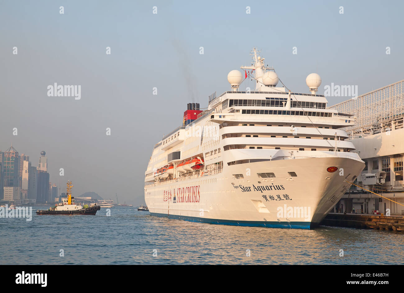 Hongkong - Dezember 3: Cruise Liner tar Aquarius" im Kowloon Pier am Dezember 3, 2010 in Hongkong, China. Hongkong ist ine der beliebtesten Reiseziele der Welt mit Ove 40 Millionen Besucher pro Jahr. Stockfoto