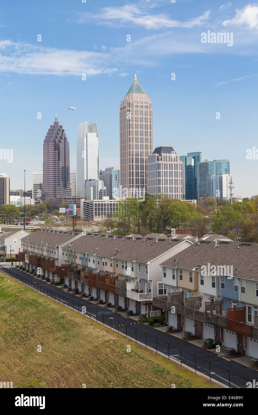 Mehrfamilienhäuser und Skyline, Atlanta, Georgia, USA Stockfoto
