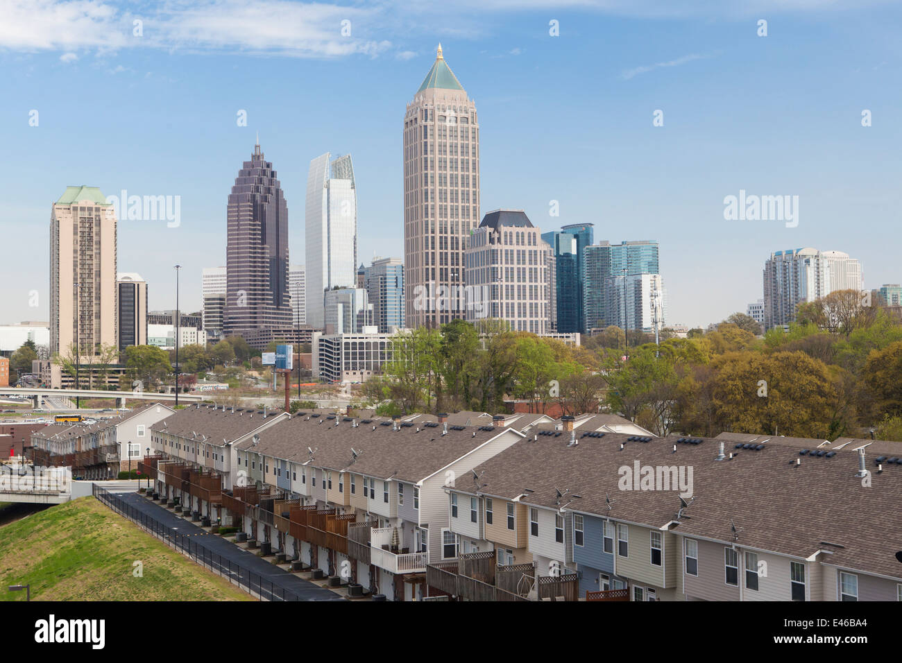 Mehrfamilienhäuser und Skyline, Atlanta, Georgia, USA Stockfoto