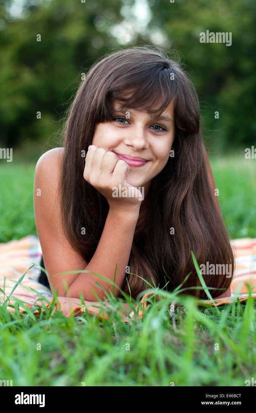 Mädchen Teen Teenager Übergang Alter 13 14 15 Jahre brünette Haare lange dunkle Natur Park Open-Air schönes Porträt stehen Shirt Stockfoto