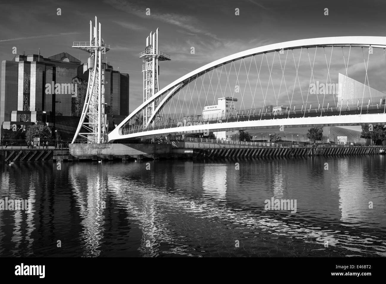 Schwarz / weiß Fotografie, Millennium Fußgängerbrücke, Salford Quays, Manchester, UK Stockfoto