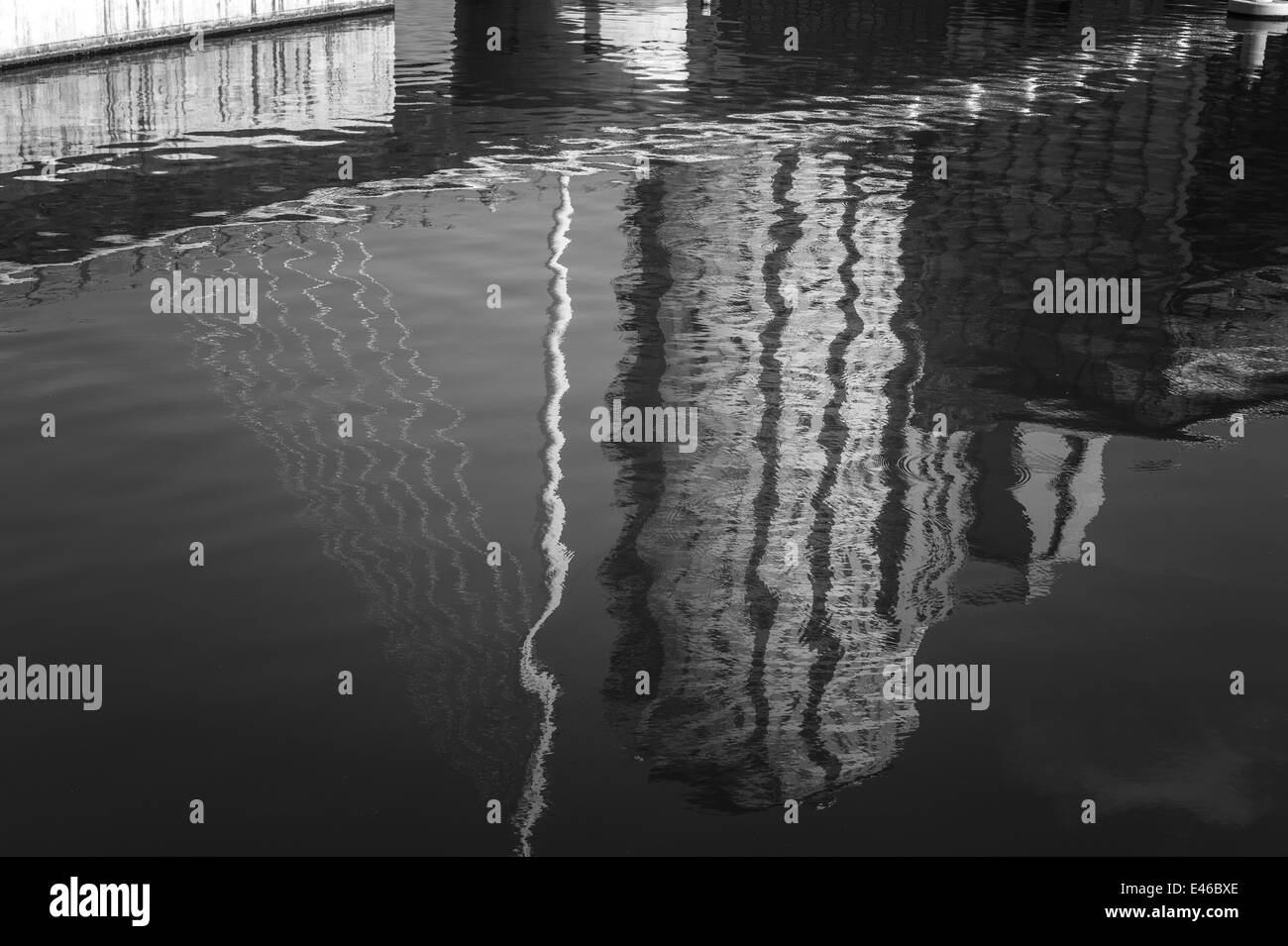 Schwarz / weiß Fotografie. Gebäude-Reflexionen auf dem Wasser. Manchester Ship Canal Salford Quays, Manchester, UK. Stockfoto