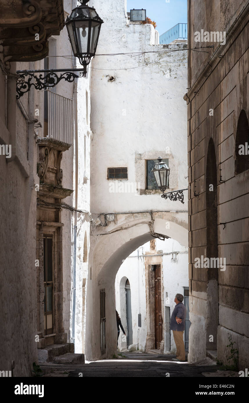 Mittelalterliche weiß getünchten Straßen von Ostuni, Apulien, Italien Stockfoto
