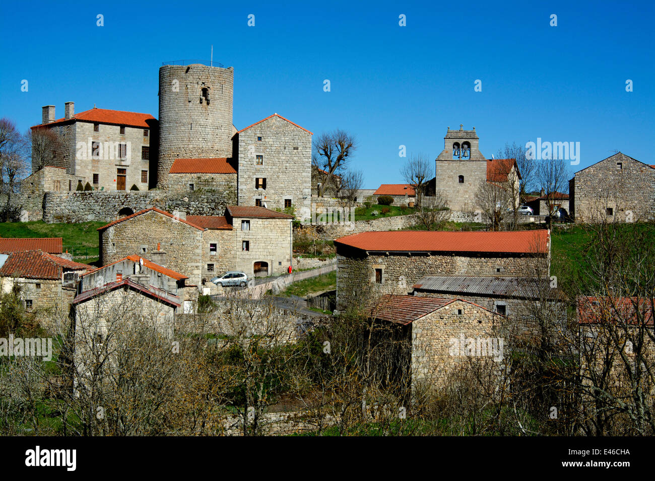 Esplantas Dorf, Margeride, Gevaudan, Lozere, Haute-Loire, Frankreich-mittelalterliches Dorf mit alten Burg Stockfoto