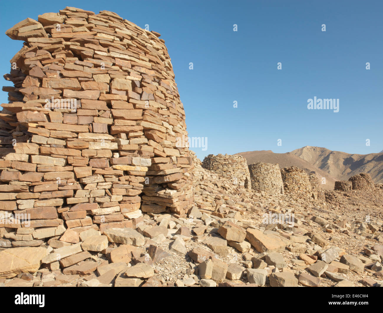 UNESCO-Weltkulturerbe in Oman, Naher Osten. Bienenstock Gräber auf einem Bergrücken im Hajjar-Gebirge in der Nähe von Al-Ayn. Stockfoto