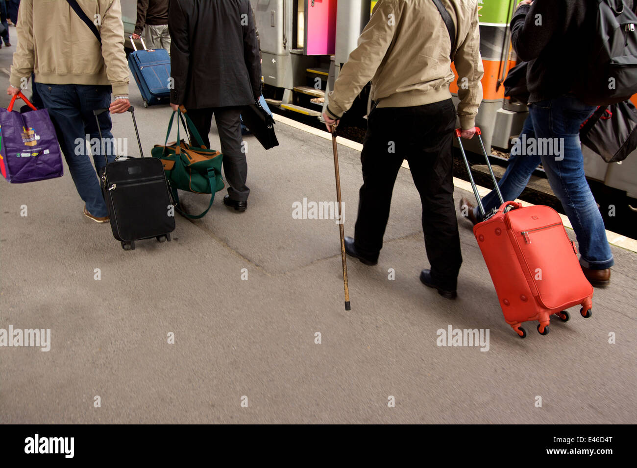 Rentner auf einem Bahnhof in den Urlaub fahren Stockfoto