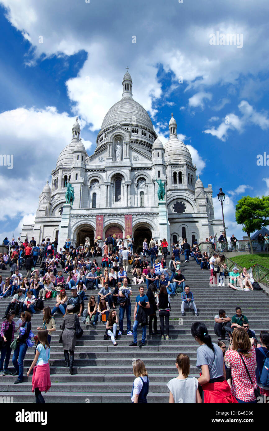 Basilika Sacre Coeur, Montmartre, Paris, Frankreich mit Touristen auf den Stufen Stockfoto