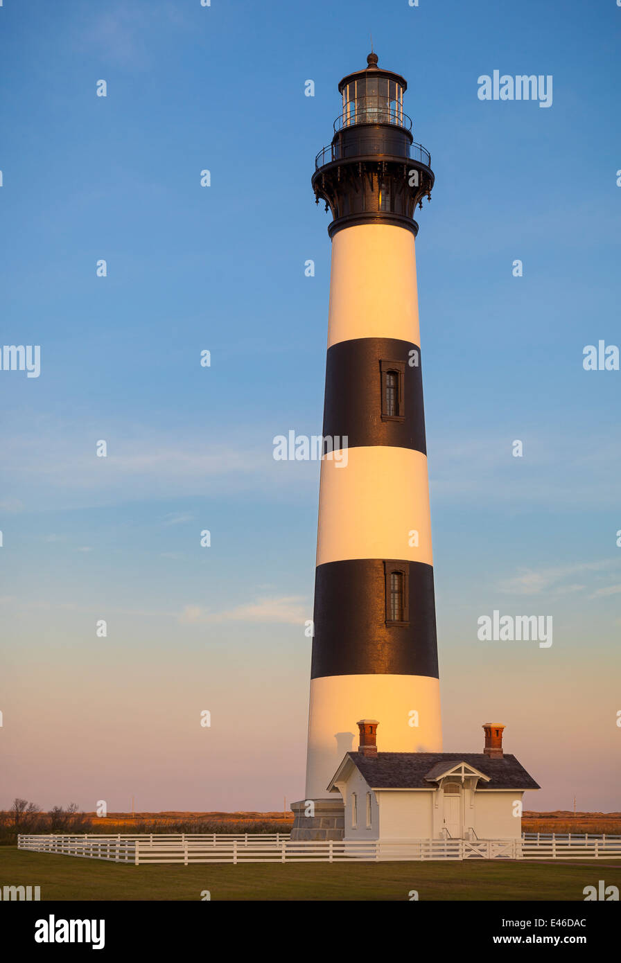 Cape Hatteras National Seashore, North Carolina: Abendlicht auf Bodie Island Lighthouse (1872) auf den Outer Banks von North Carolina Stockfoto