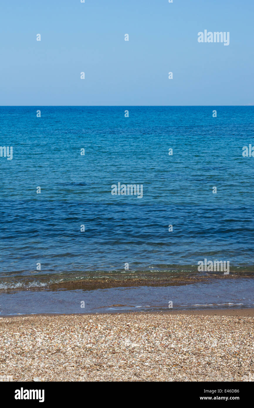 Blaues Meer und kleinen Kiesstrand. Zypern Stockfoto