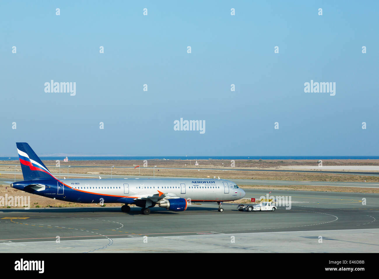 Russische Aeroflot Airbus A321, VQ-Bett Schlepp Out am Flughafen Larnaca, Zypern Stockfoto