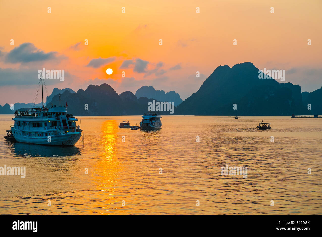 Goldener Sonnenuntergang in Halong Bucht, Vietnam, Südostasien Stockfoto