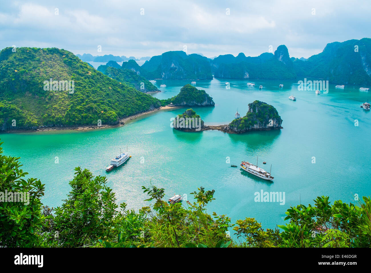 Malerische Aussicht auf Inseln in der Halong Bucht, Vietnam, Südostasien Stockfoto