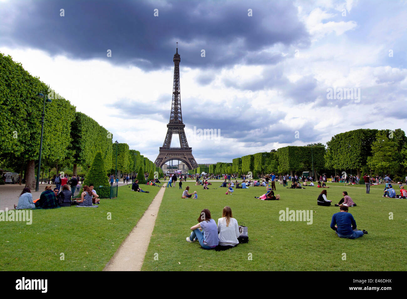 Der Eiffelturm und der Parc du Champ de Mars mit Touristen, Paris, Frankreich Stockfoto