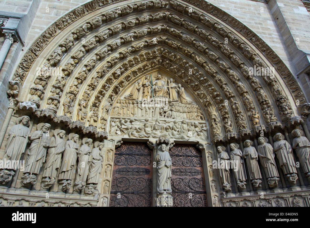 Gotische Figuren, Dekorationen auf die wichtigsten Portal, Westfassade, Kathedrale von Notre-Dame de Paris, Paris, Frankreich Stockfoto