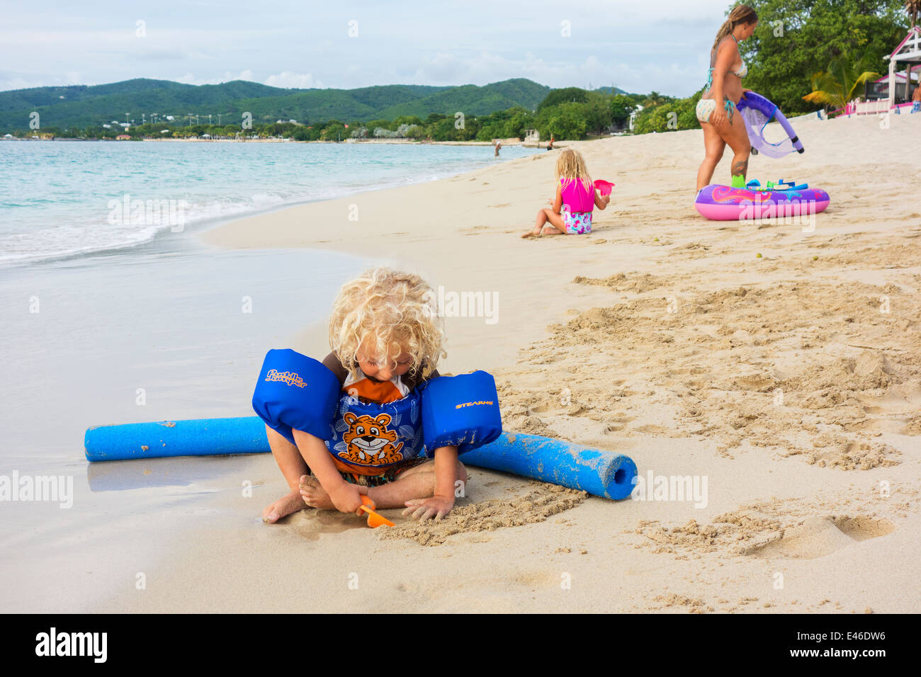 Kinder bikini strand -Fotos und -Bildmaterial in hoher Auflösung