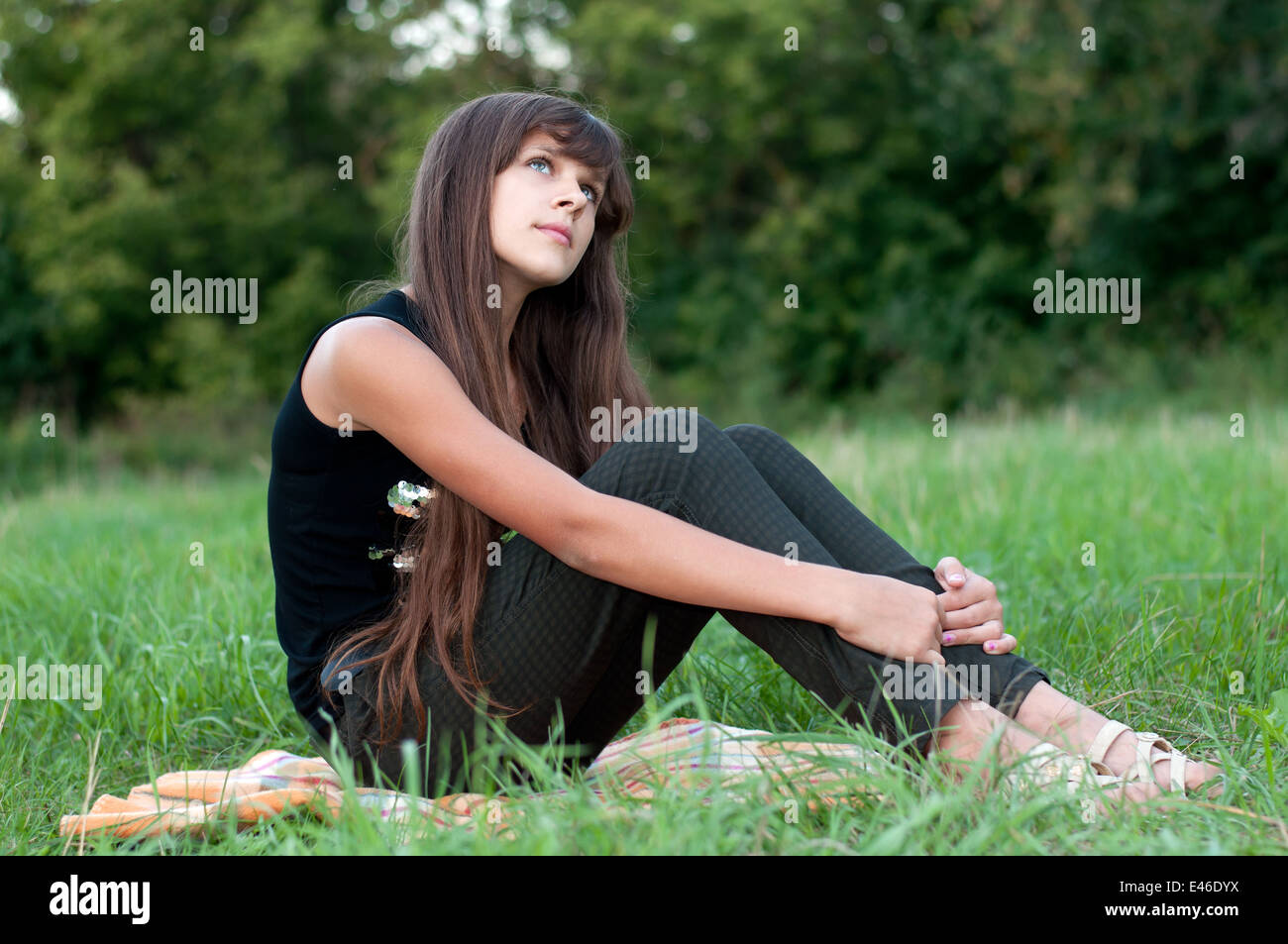 Mädchen Teen Teenager Übergang Alter 13 14 15 Jahre brünette Haare lange dunkle Natur Park Open-Air schönes Porträt stehen Shirt Stockfoto
