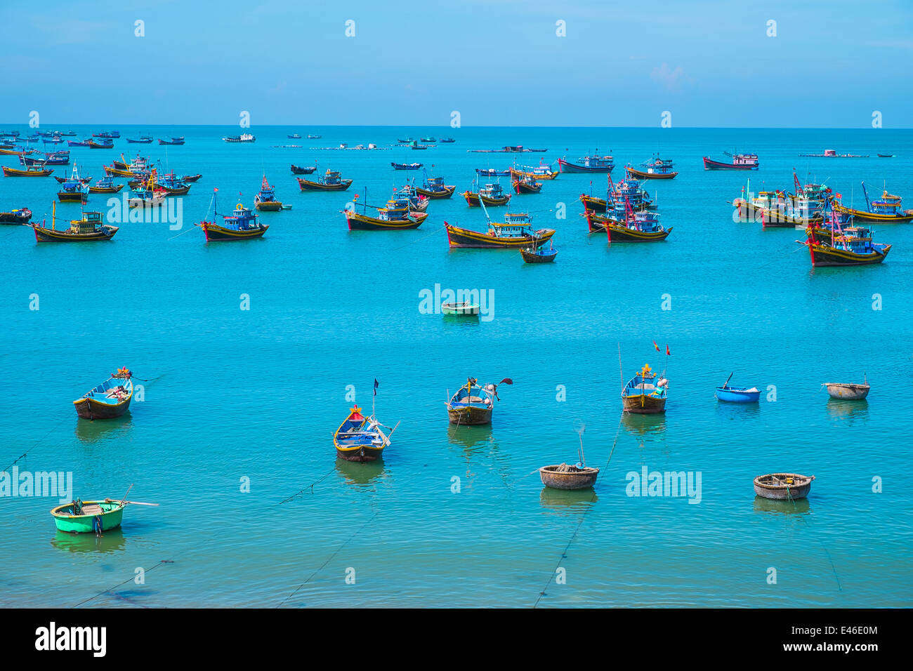 Viele traditionelle Boote in Fischen Dorf, Vietnam, Südostasien Stockfoto