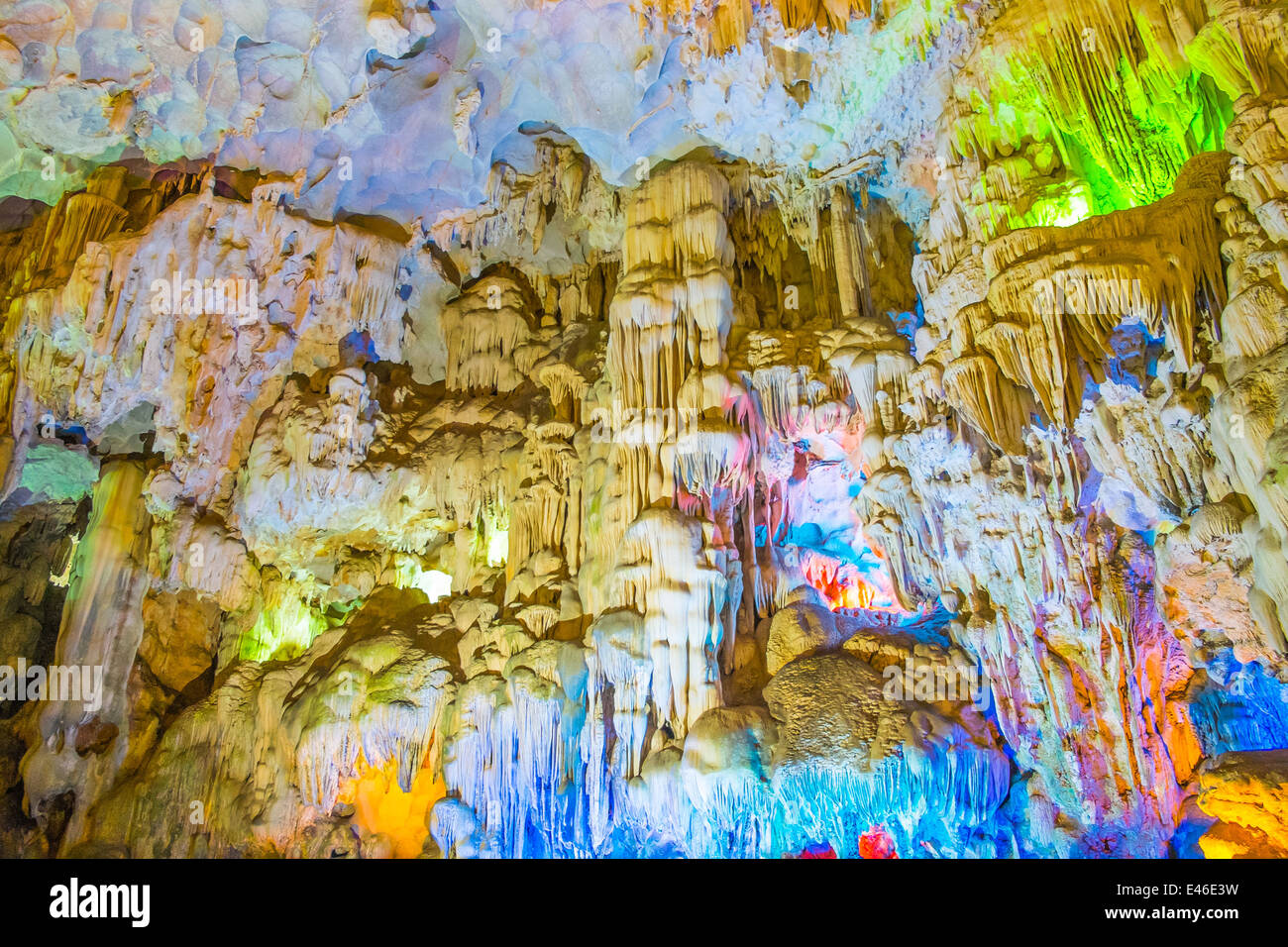 Berühmte Höhle in der Halong Bay, beleuchtet von bunten Lichtern, Vietnam, Südostasien Stockfoto