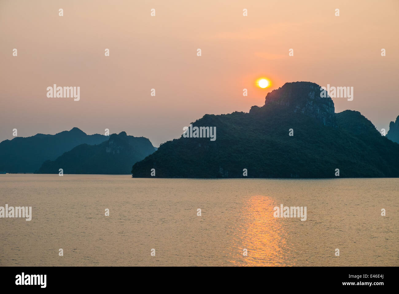 Sonnenuntergang über Berge und Meer, Halong Bucht, Vietnam Stockfoto