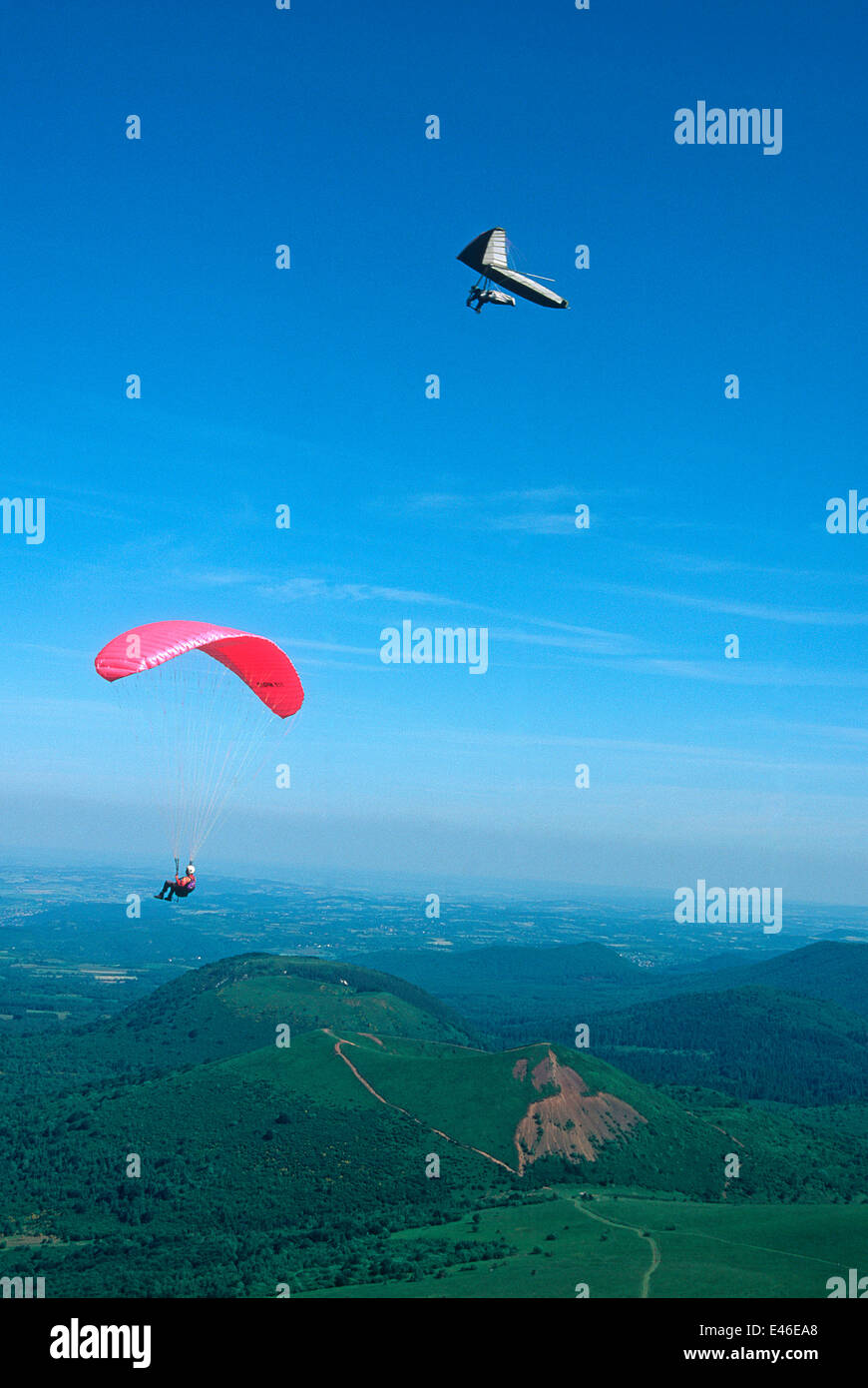 Gleitschirm und Hang Glider in der Auvergne Vulkane Regional Park, Frankreich Stockfoto