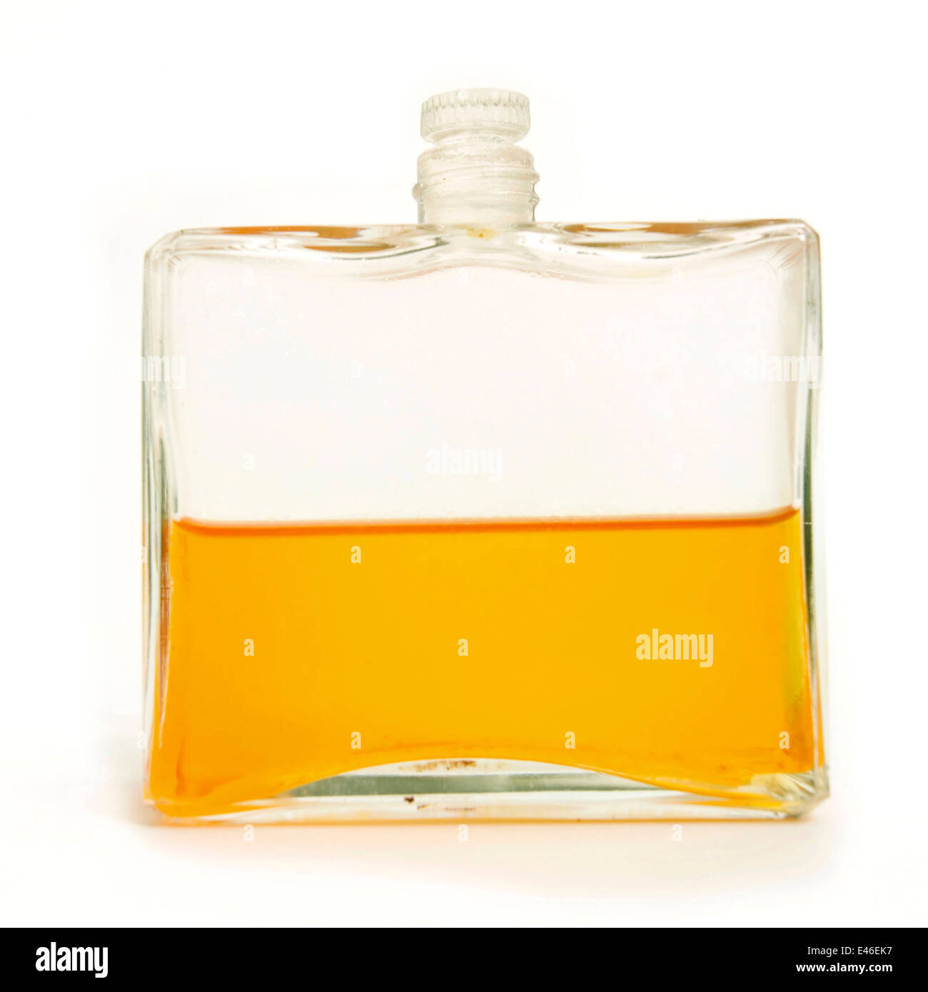 Orangefarbene Flüssigkeit in einer transparenten Flasche. Stockfoto
