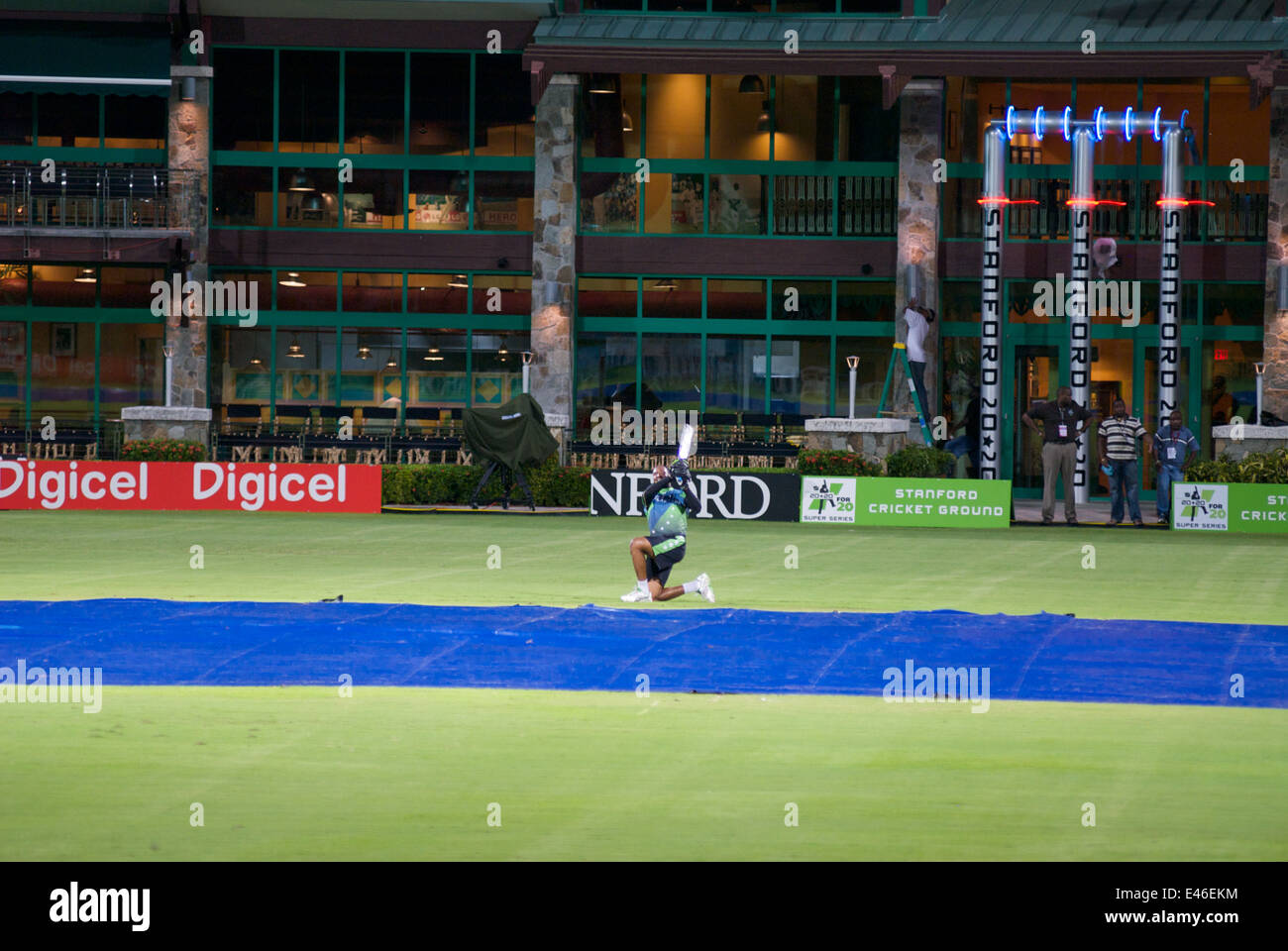 Stanford Superstars Spieler Praxis am Stanford Cricket Ground, Antigua, außerhalb der Sticky Wicket-Bar Stockfoto