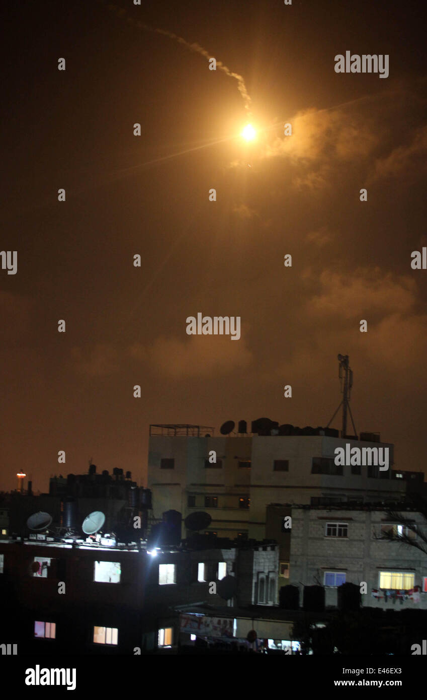 Gaza, Palästinensische Gebiete. 3. Juli 2014. Leichte Bomben gelten nach einem Luftangriff Israels in Gaza-Stadt. Israelische Kampfflugzeuge in den frühen Morgenstunden des Donnerstag Dutzende Luftangriffe auf verschiedene Ziele im Gaza-Streifen, einschließlich der Websites, die Hamas und Islamischer Dschihad gehören ins Leben gerufen. Bildnachweis: Majdi Fathi/NurPhoto/ZUMA Draht/Alamy Live-Nachrichten Stockfoto