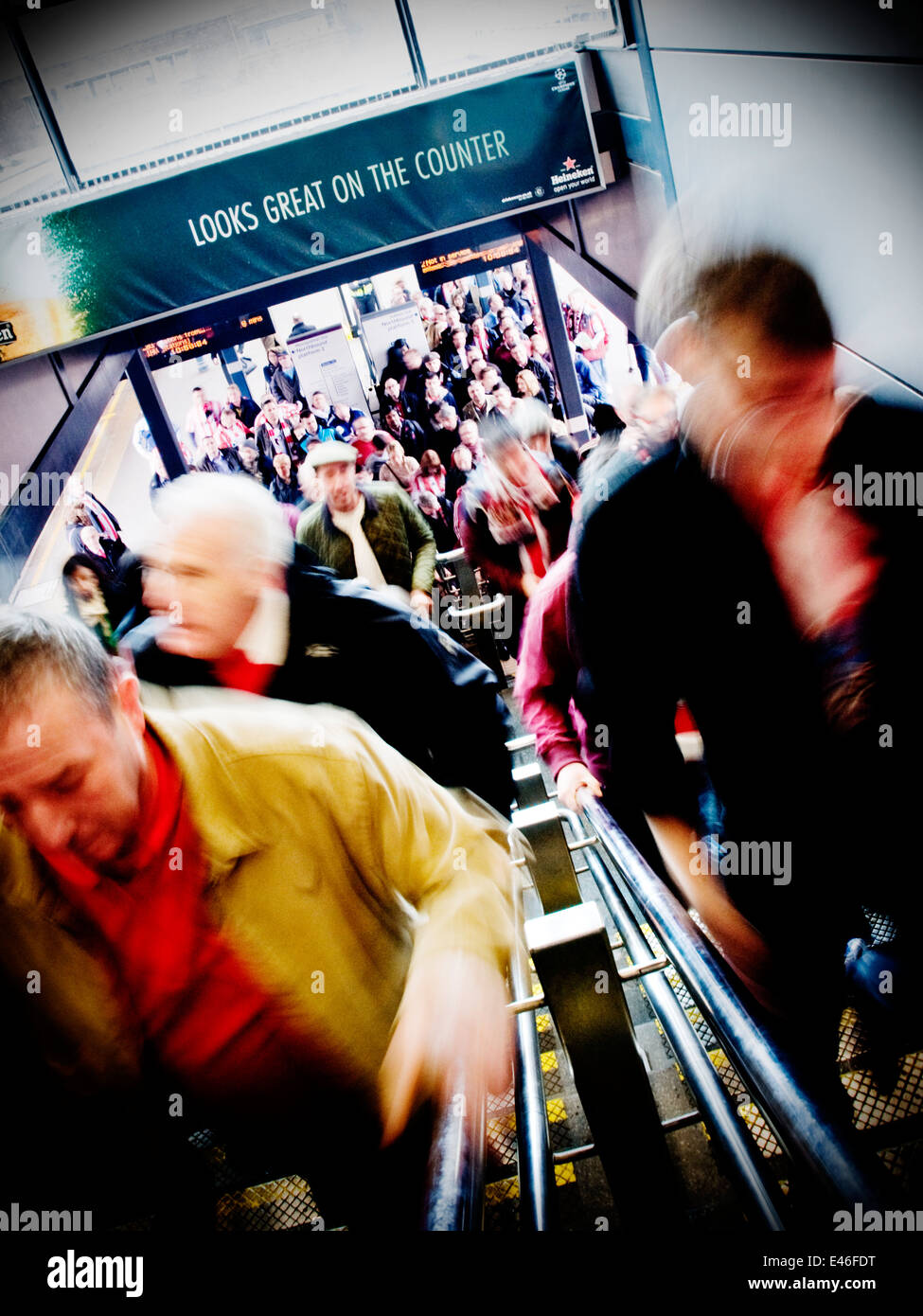 Fans gehen die Treppe hinauf von Wembley u-Bahn Station, der 2014-Liga-Cup-Finale zu sehen Stockfoto