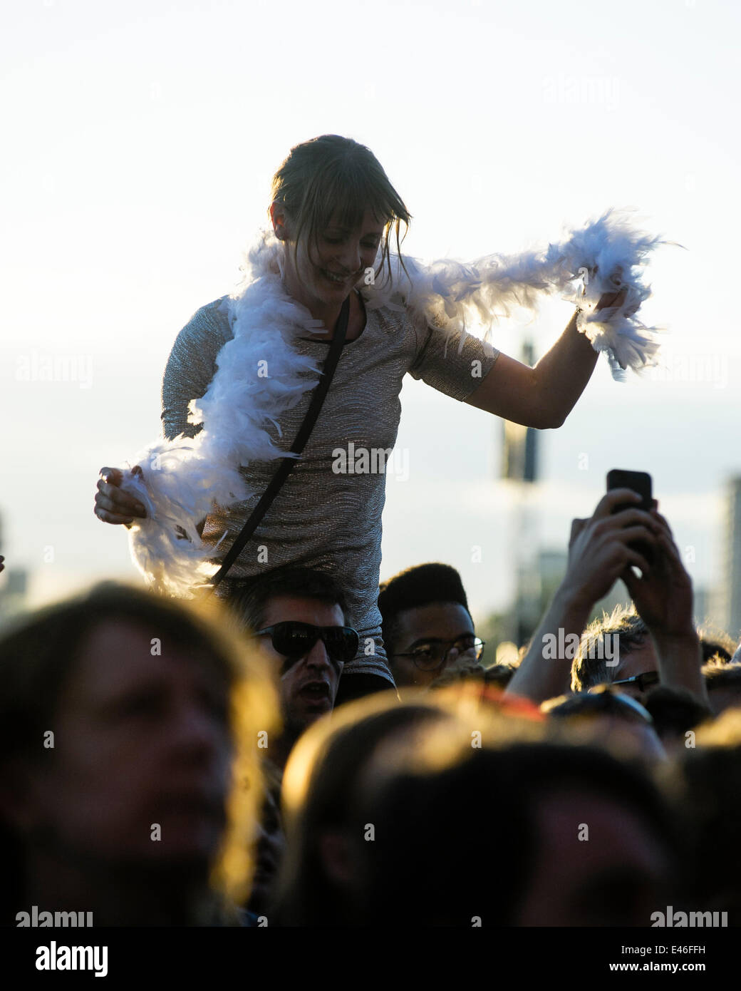 London, UK. 3. Juli 2014. Arcade Fire spielen Britische Sommerzeit Hyde Park. Eine Frau auf den Schultern in der Menge. Bild von Julie Edwards/Alamy Live-Nachrichten Stockfoto