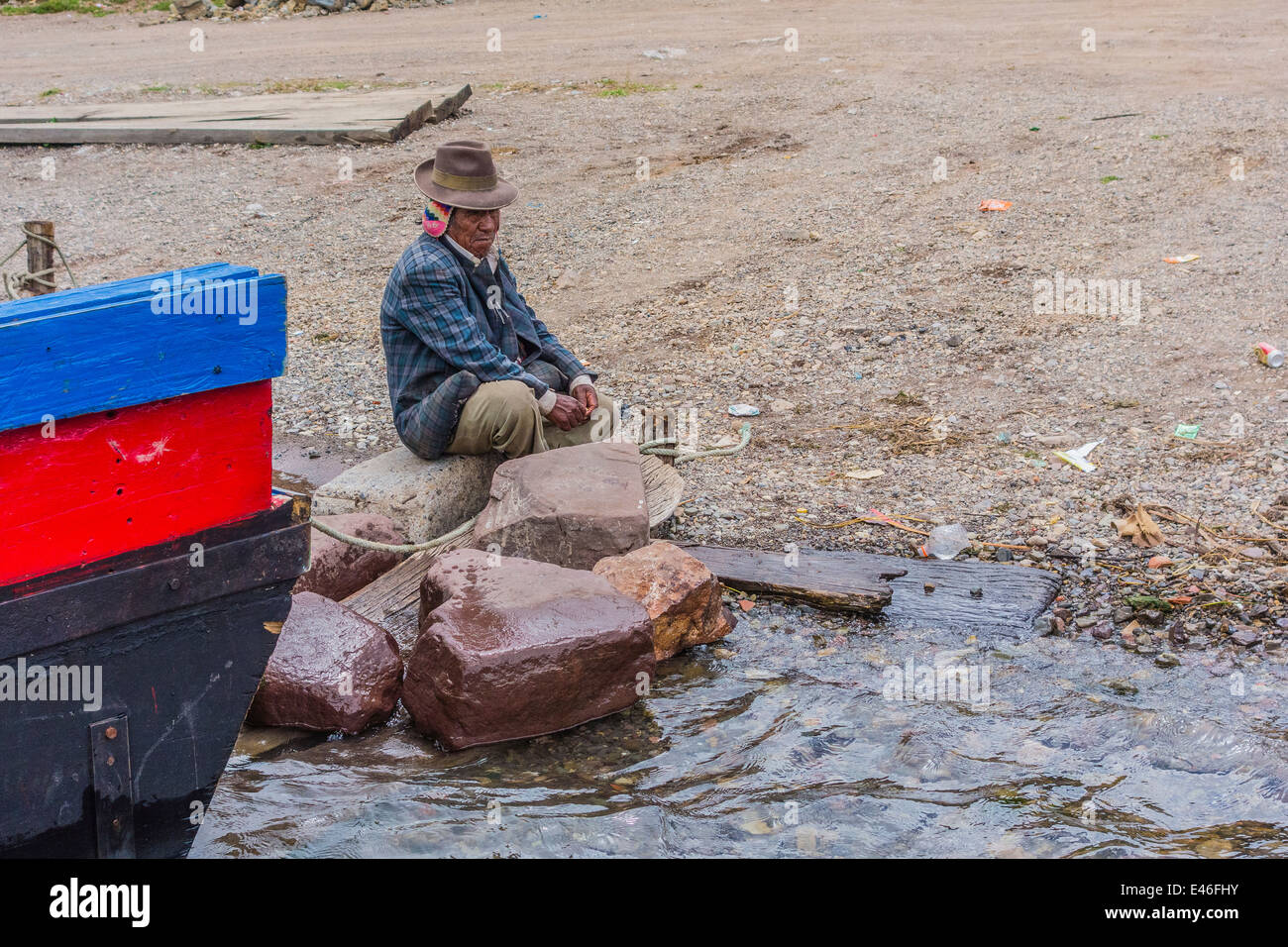 Ein Mann und River Fähren an der Meerenge von Tiquina, Bolivien nehmen Autos, LKWs, Busse und Motorräder über den Fluss. Stockfoto