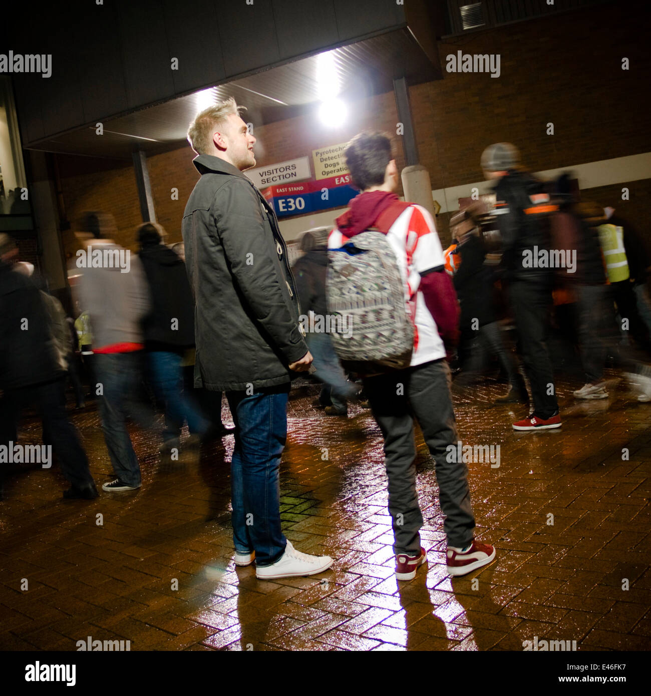Zwei Sunderland Fußball-Fans warten außerhalb von Old Trafford, bevor ihre Liga-Pokal-Halbfinale gegen Manchester United Stockfoto