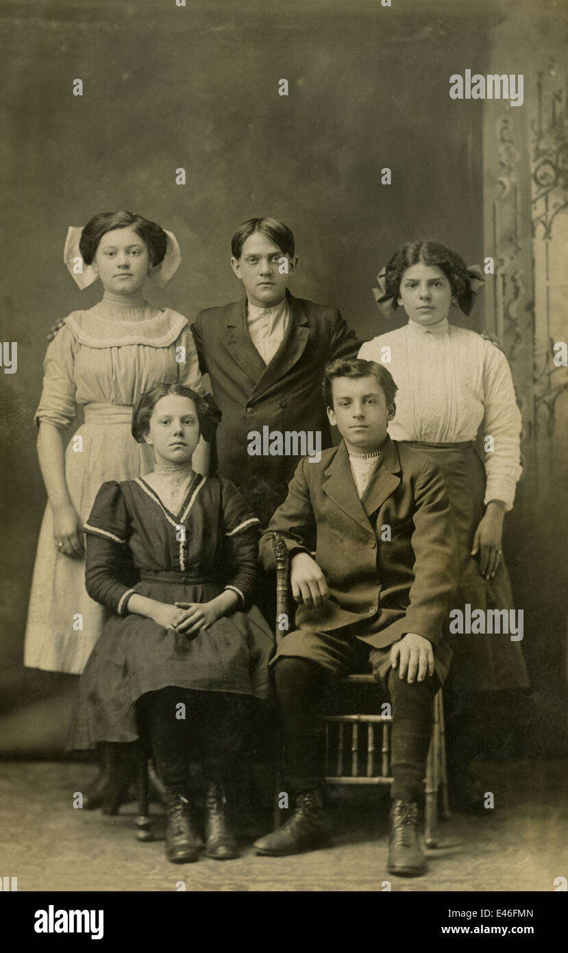 Antike Fotografie, ca. 1910-Bild einer Gruppe von Verwandten oder Freunden, wahrscheinlich Quebec, Kanada. Stockfoto