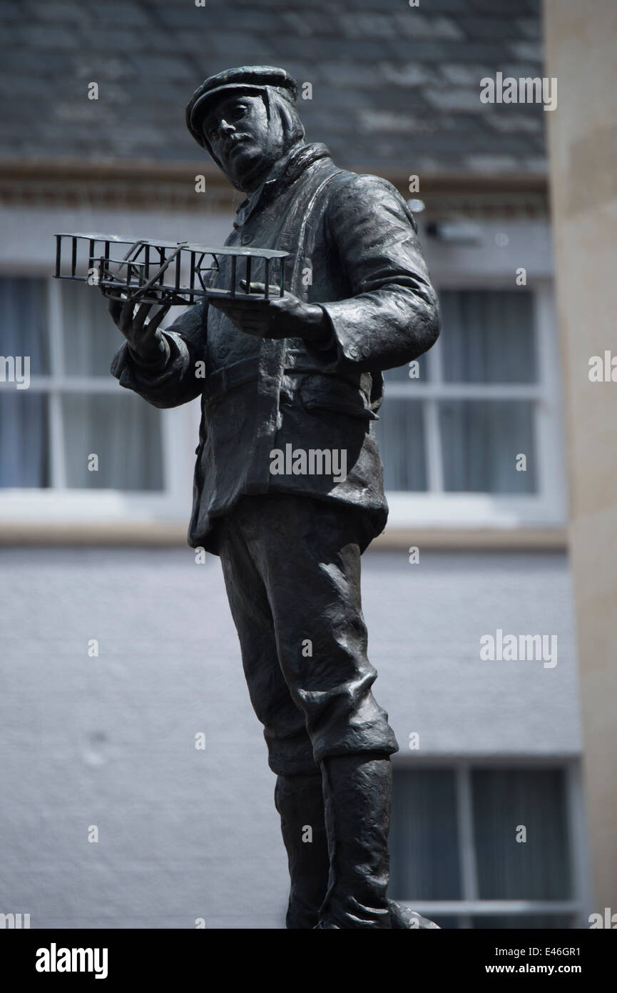 Eine Statue von Charles Stewart Rolls (von Rolls-Royce Fame) außerhalb der Shirehall, Monmouth, Wales UK Stockfoto