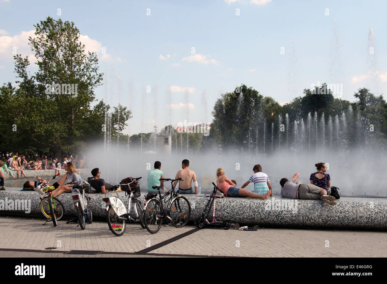 Multimedia-Fountain Park im Podzamcze Bezirk von Warschau an einem sonnigen Sommernachmittag Stockfoto
