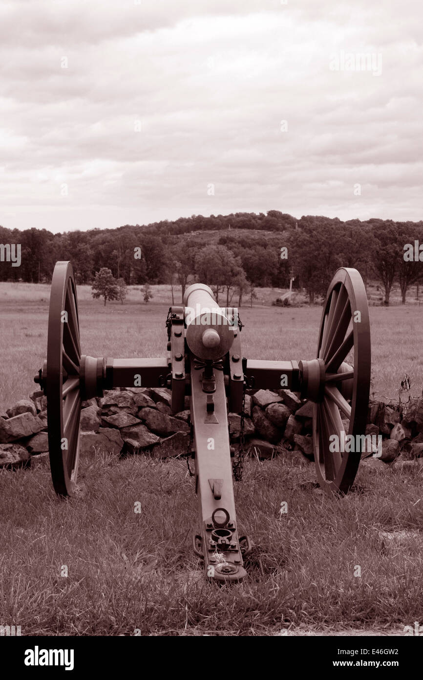 Armee der Konföderierten Kanonen zu positionieren. Unions-Armee Little Round Top Position sichtbar in der Ferne. Gettysburg. Stockfoto