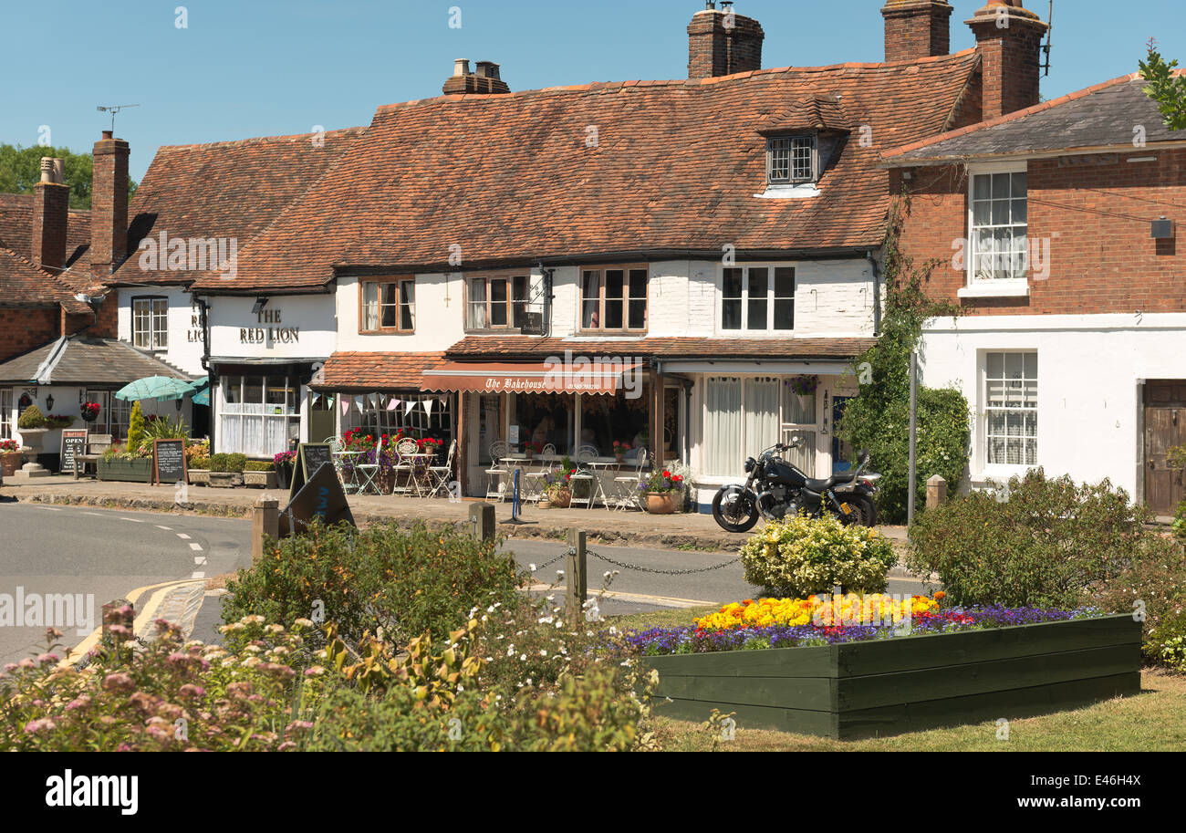 Biddenden Hautpstraße an Sommertag mit Tudor Gebäude und handgemachte Tondachziegeln stammt aus dem 16. Jh. Stockfoto