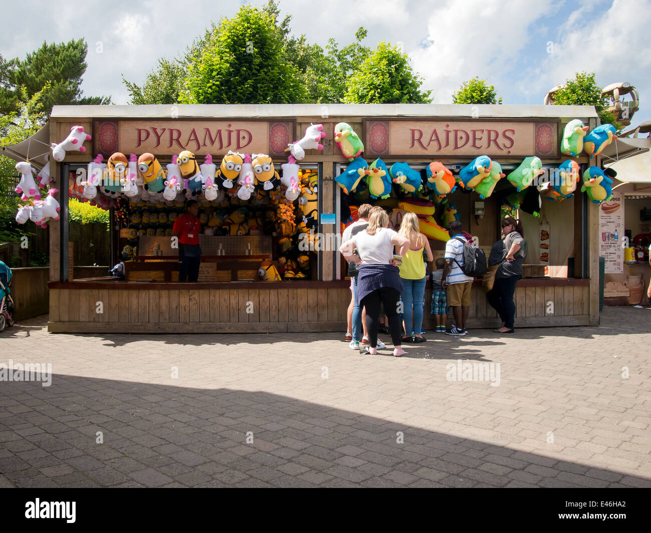 Ein Spiele-Stand in einem Freizeitpark mit Preisen zu sehen Stockfotografie  - Alamy
