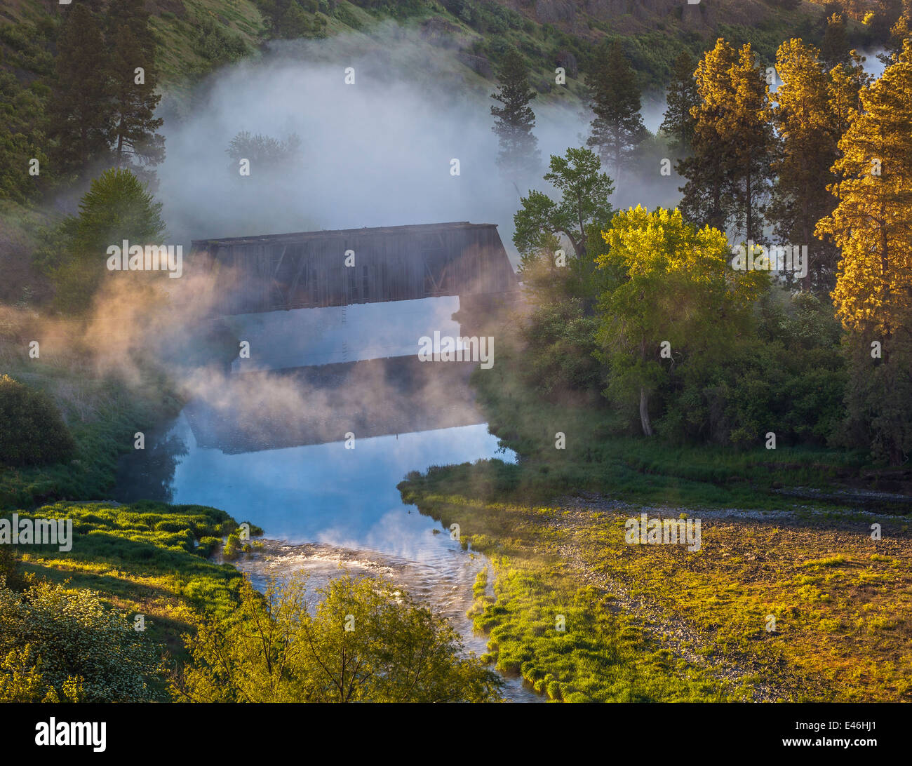 Whitman County, WA: Clearing Nebel am Palouse River und Manning-Roggen Covered Bridge (1918) bei Sonnenaufgang. Stockfoto