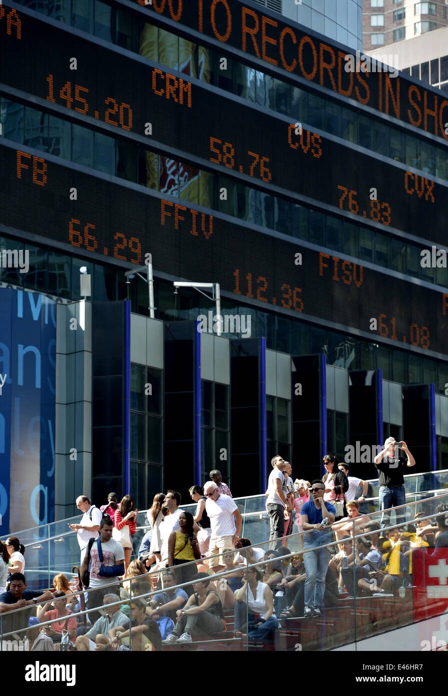 New York, USA. 3. Juli 2014. Touristen versammeln sich vor den Bildschirmen, der Dow Jones Industrial Index an der New Yorker Time Square in New York, USA am 3. Juli 2014 zeigt. US-Aktien auf Rekordhöhen geschlossen Donnerstag bis Ende ein Urlaub verkürzt Woche, mit dem Dow Jones Industrial Average Abrechnung über 17.000 Punkten zum ersten Mal stärker als erwartete US nichtlandwirtschaftliche Lohn-und Gehaltsabrechnung Bericht verstärkt. © Wang Lei/Xinhua/Alamy Live-Nachrichten Stockfoto